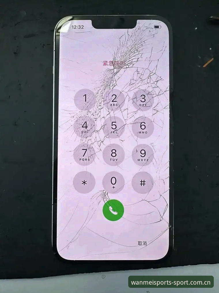张伟蹲在通勤地铁里，手机屏幕上弹出了苹果端的更新提示。他顺手点了“完美体育在线登录入口兼容版入口”的横幅，页面三秒内加载完毕，当晚的英超数据流顺畅得像北京地铁十号线一样准时——没有卡顿，没有白屏，没有“无法连接服务器”。